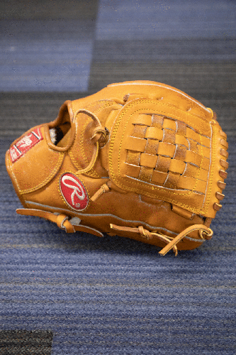 Tan Used Adult Rawlings Right Hand Throw Infield Heart of the Hide Baseball Glove 11.75"