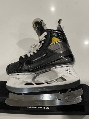 Junior Used Bauer Supreme 3S Pro Hockey Skates Size 5 with spare titanium blades