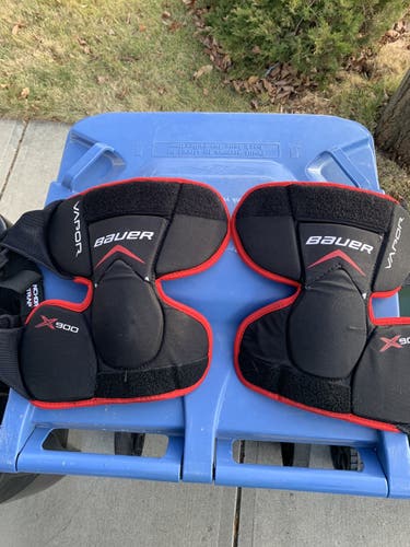 Used Bauer X900 Knee Guards