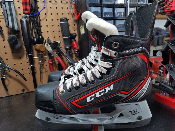 Junior Used CCM JetSpeed Vibe Hockey Skates Regular Width Size 4