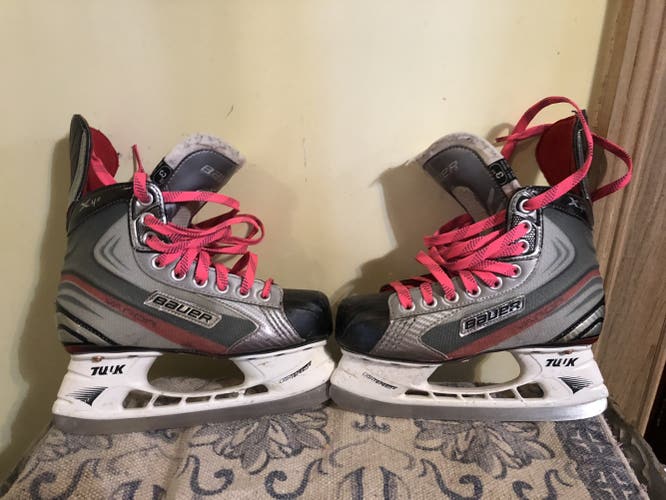 Youth Bauer Extra Wide Width  Size 3 Vapor X4.0 LE Hockey Skates
