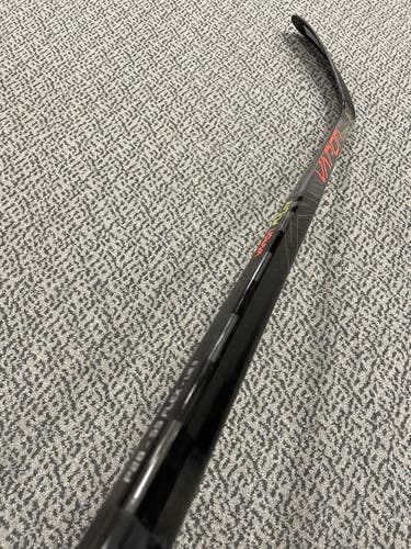 Bauer Vapor FlyLite P28 curve 55 flex right hand stick