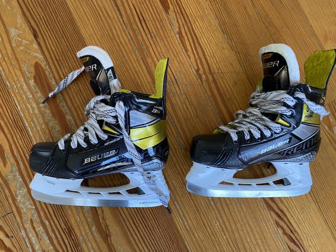 Junior size 3.5 Used Bauer Supreme 3S Hockey Skates Regular Width Size 3.5