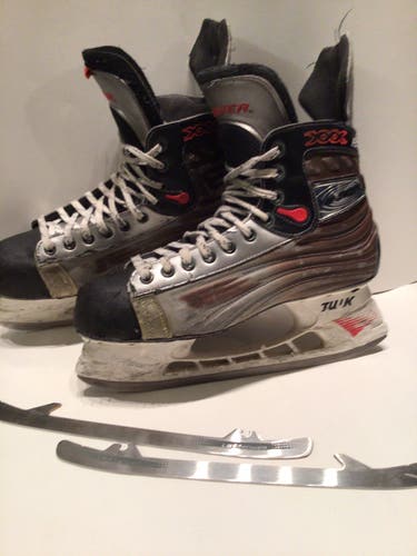 Senior Bauer Regular Width  Size 9.5 Vapor XXX Hockey Skates