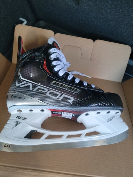 Intermediate Used Almost as New Bauer Vapor X3.7 Hockey Skates Regular Width Size 5.5