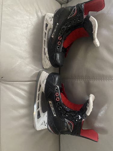 Youth Bauer Regular Width  Size 3.5 Vapor X500 Hockey Skates