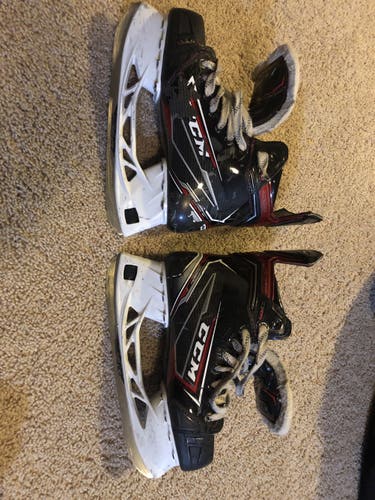 Junior CCM Regular Width  Size 5 JetSpeed FT490 Hockey Skates