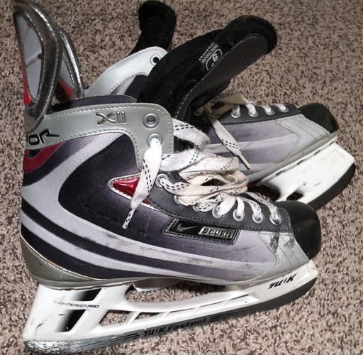 Senior Bauer Regular Width  Size 9 Vapor XII Hockey Skates