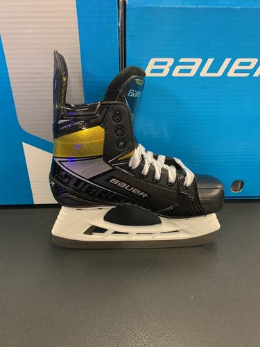 Junior New Bauer Supreme Ignite Pro+ Hockey Skates Extra Wide Width Size 3.5