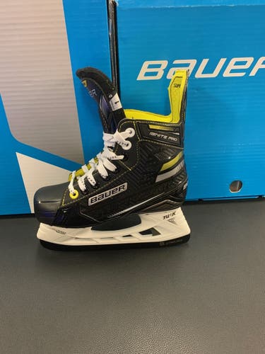 Junior New Bauer Ignite Pro Hockey Skates Regular Width Size 1