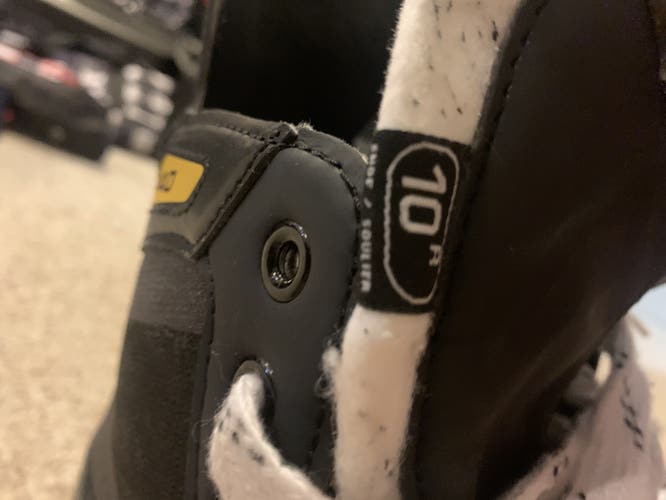 Senior Bauer Regular Width Size 10 Supreme 140 Hockey Skates