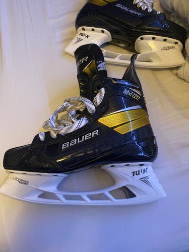 Senior Bauer Regular Width Size 9 Supreme UltraSonic Hockey Skates