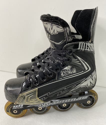 Mission AXIOM A3 Inline Roller Hockey Skates Size 4E (5 Men US Shoe / 6 Women)