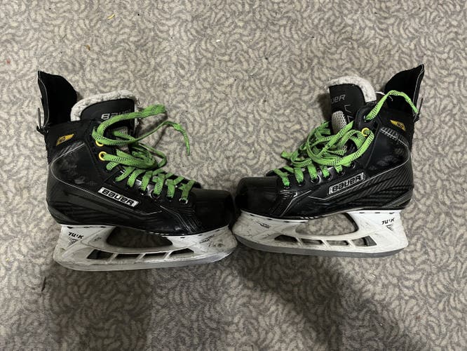 Senior Bauer Regular Width  Size 6.5 Supreme 160 Hockey Skates