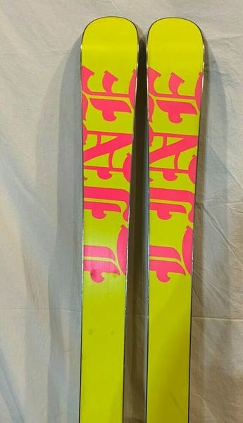 Line El Invader 151cm 110-83-110 Twin-Tip Freestyle Skis
