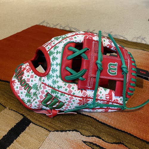 Brand New 'Instagram Exclusive' Wilson A2000 1975 'Ugly Christas Sweater' Baseball Glove
