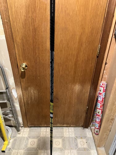 Bauer Senior Right Handed Toe Pattern Supreme 2S Team Hockey Stick