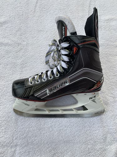 Junior Bauer Regular Width  Size 6.5 Vapor X700 Hockey Skates