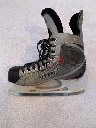 Senior Bauer Extra Wide Width  Size 9 Vapor x30 Hockey Skates