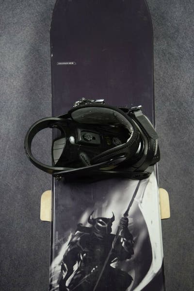 SALOMON RUDE SNOWBOARD SIZE 154 CM WITH DRAKE LARGE BINDINGS