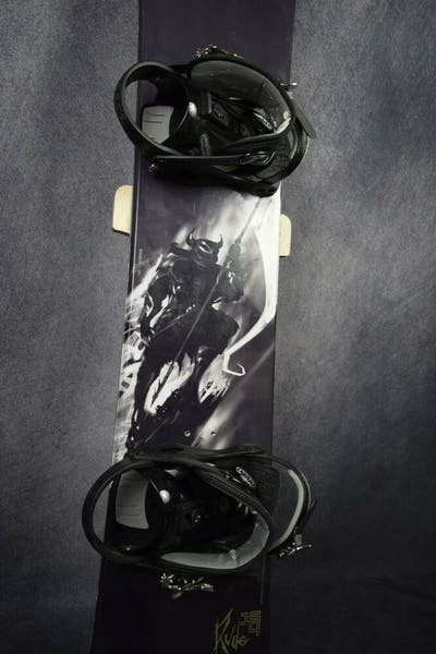 SALOMON RUDE SNOWBOARD SIZE 154 CM WITH DRAKE LARGE BINDINGS