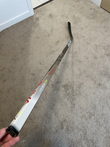 Used Intermediate Bauer Left Hand Vapor Hyperlite Hockey Stick P14 Curve