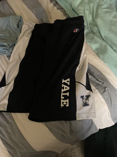 Yale Shorts Size Large