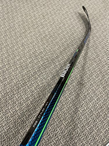 Bauer Nexus Geo P28 curve 77 flex right hand stick