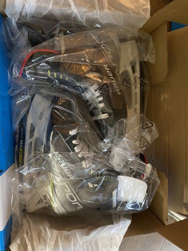 Senior Bauer Size 8.5, Fit 2 Vapor Hyperlite Hockey Skates