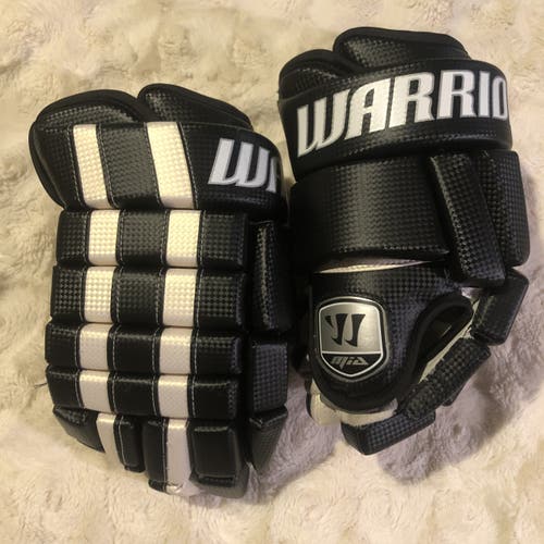**Made in Canada** Warrior MIA Franchise Carbon/Leather 4-Roll Gloves Black 13"