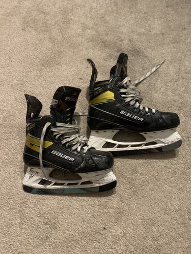 Size 8 Bauer Supreme UltraSonic Skates