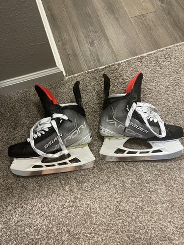 Senior Bauer Regular Width  Vapor Hyperlite Hockey Skates