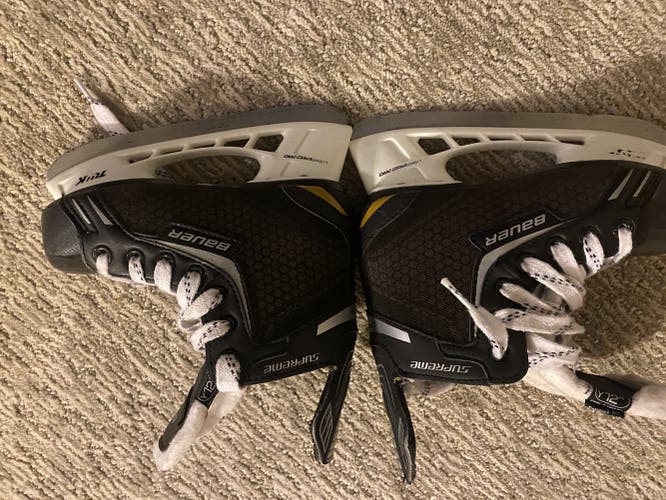 Youth Bauer Regular Width Size 12 Supreme One.4 Hockey Skates