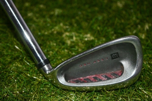 Wilson 	Deep Red 	7 Iron 	Right Handed 	37.5"	Steel 	Stiff	New Grip