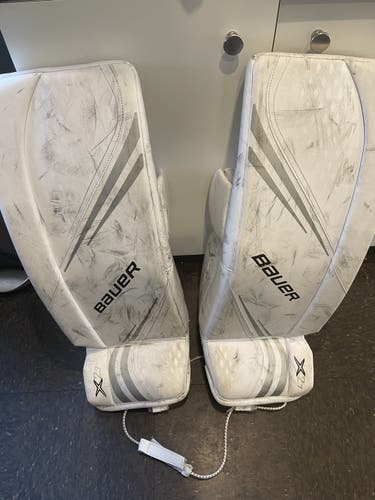 White Junior L 30” Bauer x2.7 Goalie Leg Pads