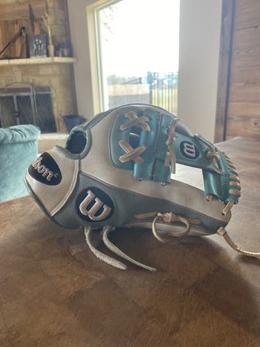 White High School/College Infield 11.5" A2000 Baseball Glove