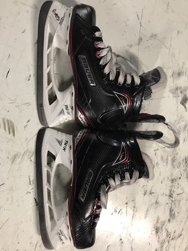 Youth Bauer Regular Width  Size 3.5 Vapor X500 Hockey Skates