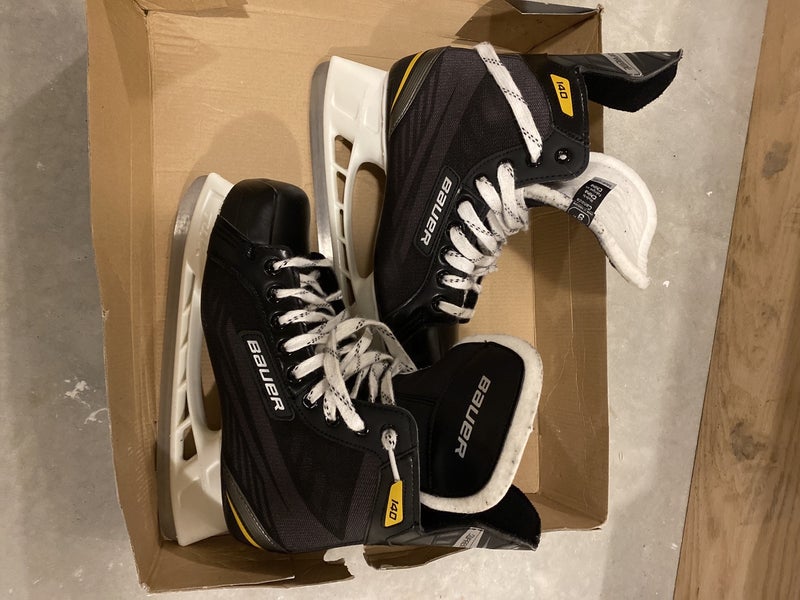 Senior Bauer Size 9 Supreme 140 Hockey Skates