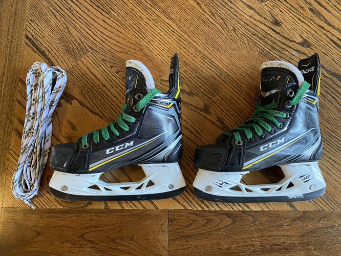 Junior CCM Regular Width Size 1 Tacks 9090 Hockey Skates