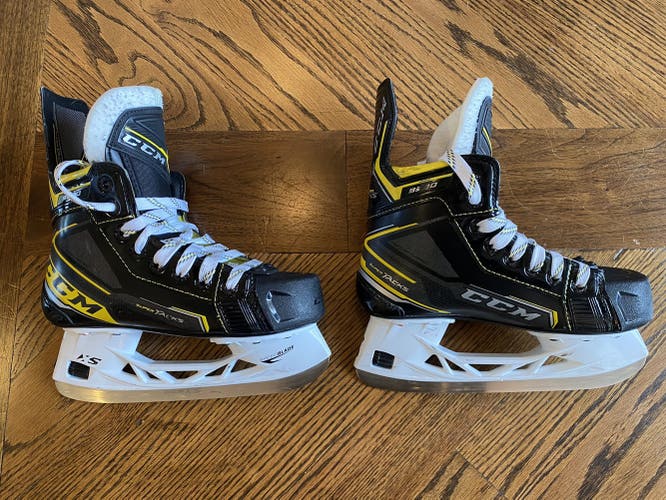 Junior CCM Regular Width Size 2.5 Super tacks 9380 Hockey Skates