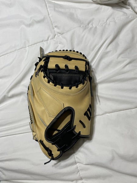 Gold High School/College Right Hand Throw 33.5" A2000 M1 Baseball Glove