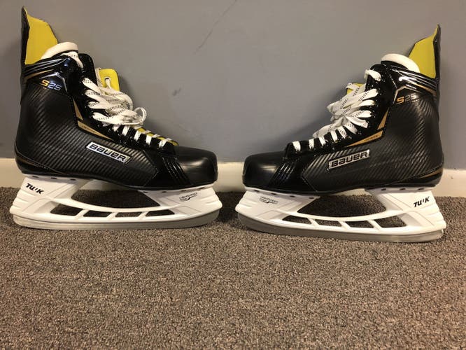 Senior Bauer Regular Width  Size 11 Supreme S25 Hockey Skates