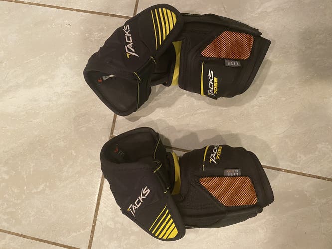 New Medium CCM Tacks 7092 Elbow Pads
