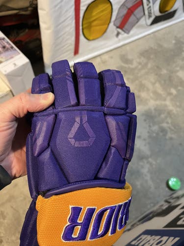Bundle for danglez83 Kings yellow/purple gloves and socks