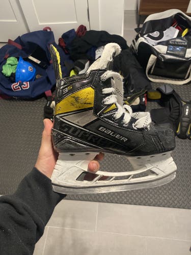 Youth Bauer Regular Width  Size 1.5 Supreme 3S Hockey Skates