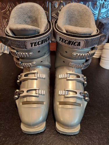 Used TECNICA Gamma TL9 Ski Boots in US Women's size 7.5 (EU 38, UK 5-1/2, Mondo 24.5, 286mm shell)