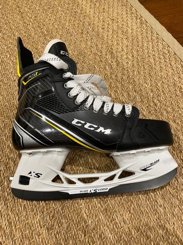 New Senior CCM Regular Width Pro Stock Size 8.5 Super Tacks AS1 Hockey Skates