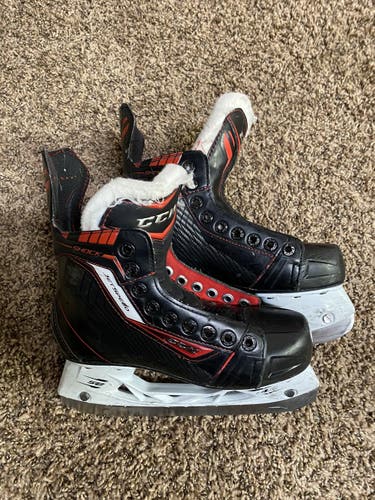 Junior CCM Regular Width Size 2.5 Hockey Skates