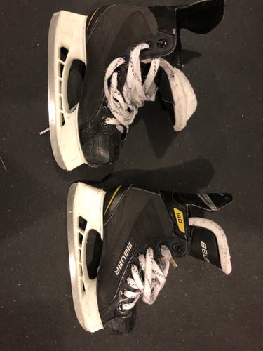 Junior Bauer Regular Width  Size 2 Supreme 140 Hockey Skates