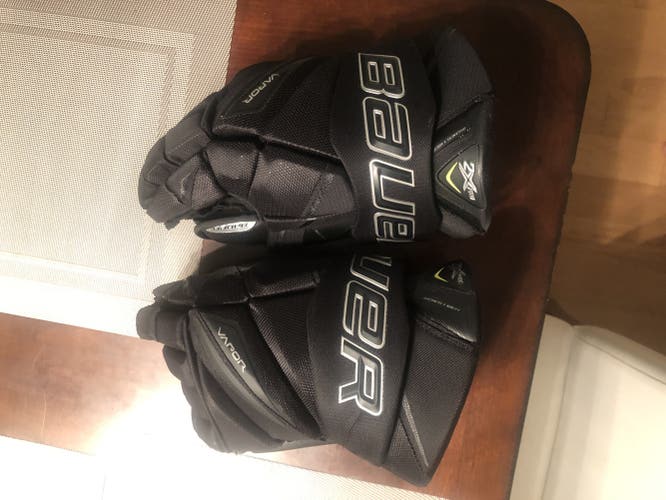 Black New Bauer 15" Vapor APX2 Pro Gloves